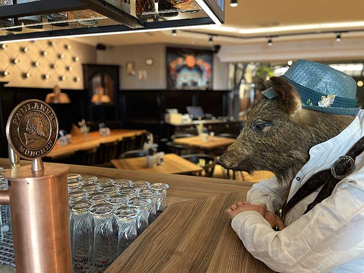 Eberhard an der Bar des "Herrschaftszeiten. Das Paulander im Tal"(©Foto: Martin Schmitz)